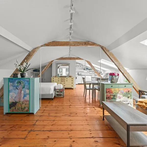 Studio Flat Above Historic Cider Mill，位于韦斯特波特的酒店