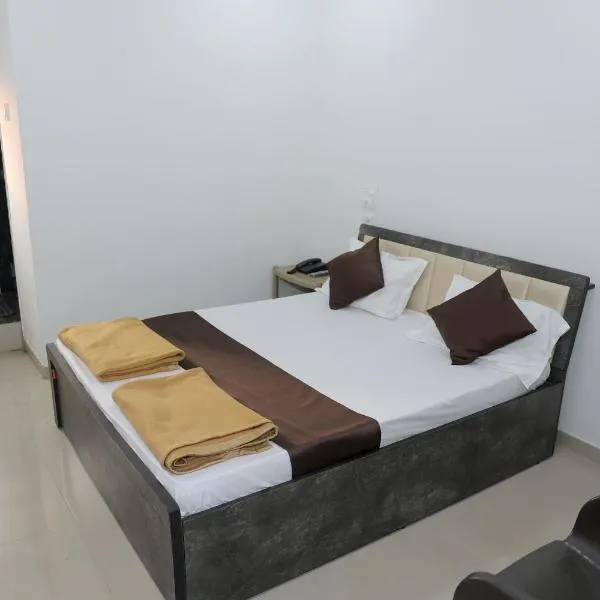 Hotel Sky Blue，位于苏拉特的酒店