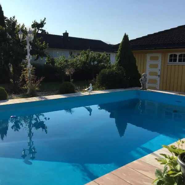 Just Like Home Porsgrunn Spa & Apartment with private pool - Free highspeed wifi, sauna, parking，位于波什格伦的酒店