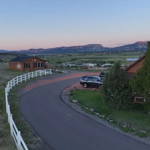 The Riverside Ranch Motel and RV Park Southern Utah，位于哈奇的酒店