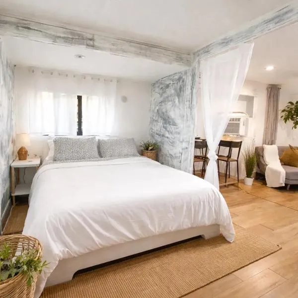Social Distanсing Approved Nature Getaway!，位于那不勒斯的酒店