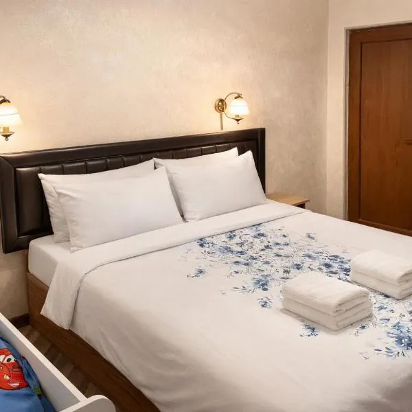 Airport Family House 5 min from Baku Airport Taxi Service 5 USD，位于巴库的酒店