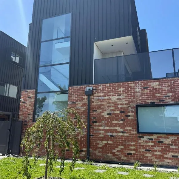 Maidstone Marvel - Luxury Style Brand New Townhome，位于Tottenham的酒店