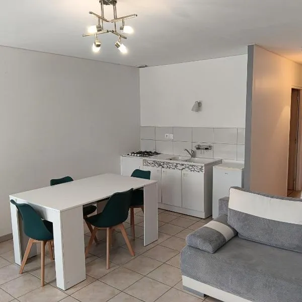 Appartement rez-de-chaussée calme，位于Neuilly-lʼÉvêque的酒店