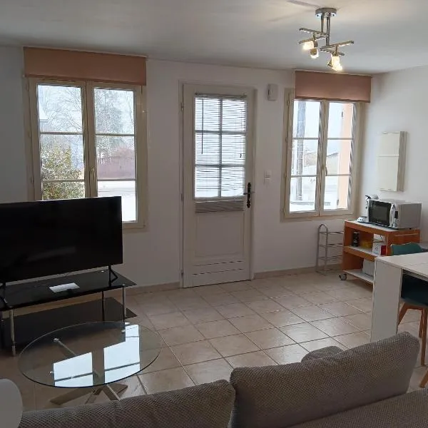 Hébergements Sylvain，位于Neuilly-lʼÉvêque的酒店