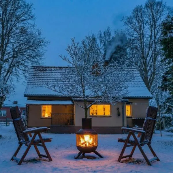 Winterruhe am See, mit gemütlichem Abendfeuer, purer Natur & einem warmen Kachelofen in Omas lütter Obstbutze，位于鲁博斯托夫的酒店