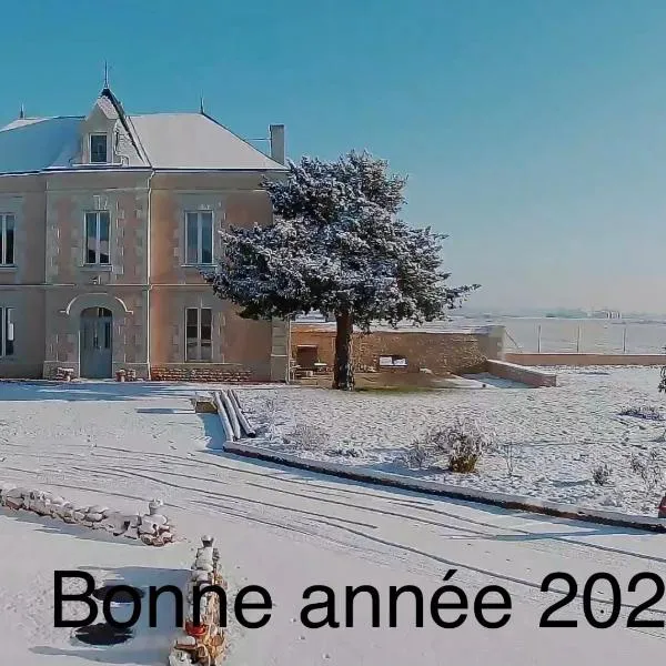 Gîte "Les Pièces du Moulin"，位于Angliers的酒店