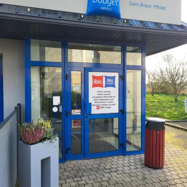 伊菲尼阿克圣布里厄宜必思快捷酒店，位于Yffiniac的酒店