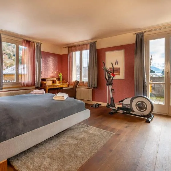 Lake and Mountain View Villa with Whirlpool and Free Parking in Huenibach，位于图恩的酒店