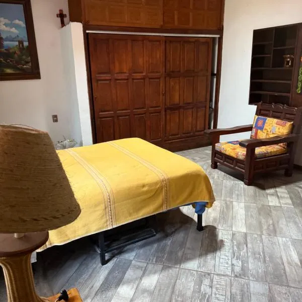 House 3 blocks from downtown，位于迪坡斯特兰的酒店