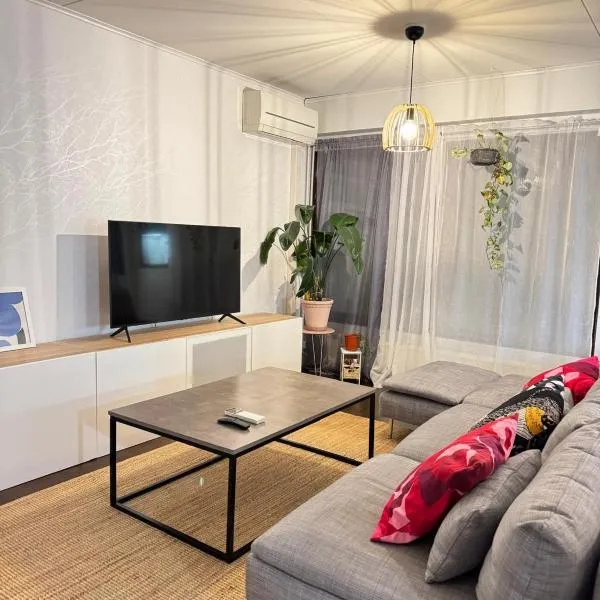 Saunallinen kolmio kahdella autopaikalla，位于于韦斯屈莱的酒店