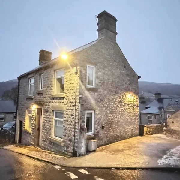 Northcliffe - Stylish Stone Cottage - Spa Bath - Peak Views，位于Bradwell的酒店