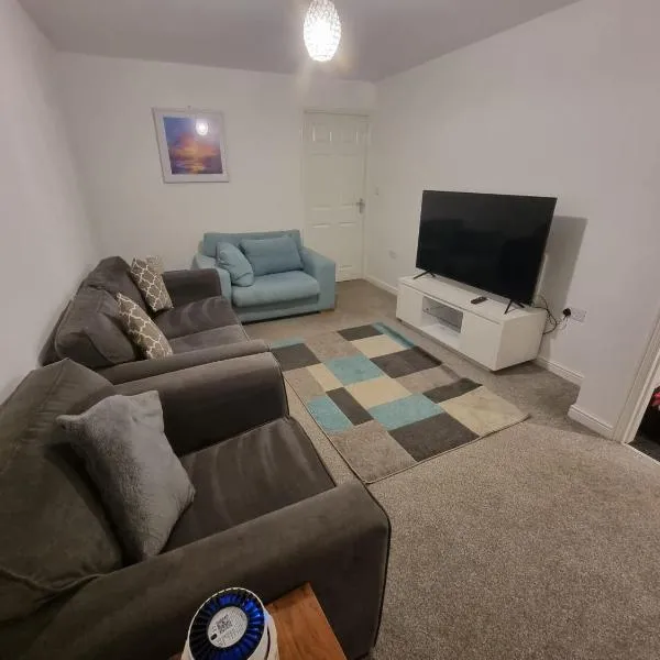 Modern 2BR House Sleeps 5 Free Parking Contractor Friendly Van parking，位于米德尔斯伯勒的酒店