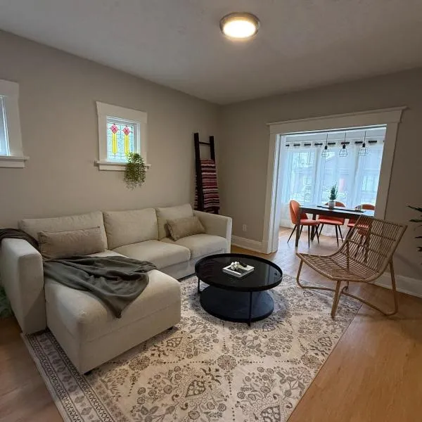 A home in Niagara falls- The Maple and Mist，位于尼亚加拉瀑布的酒店
