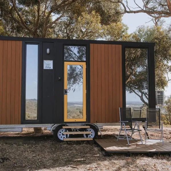 Tallarook Hilltop Tiny House 3 by Tiny Away，位于Tallarook的酒店