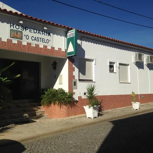 Hospedaria O Castelo，位于Albergaria dos Fusos的酒店