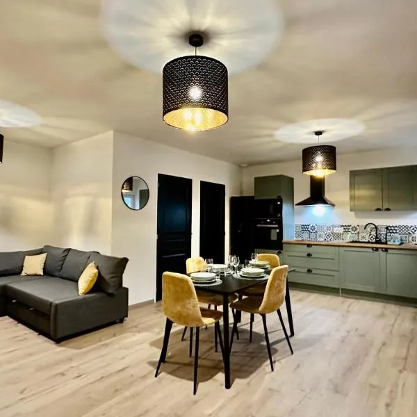Maison rénovée -2 chambres - terrasse - local vélo - centre Bailleul，位于拜约勒的酒店