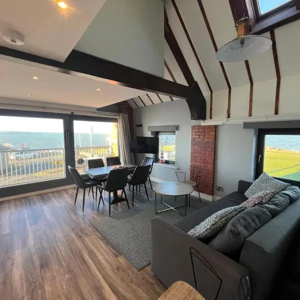 The Lifeboat & Seaview Terrace，位于斯凯里斯的酒店