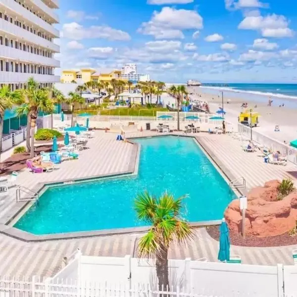 Beach Front Resort with Ocean View，位于代托纳海滩的酒店