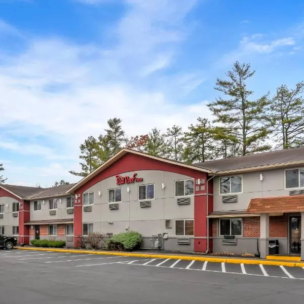 Red Roof Inn Queensbury，位于昆斯伯里的酒店