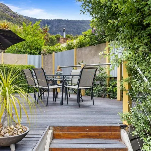 Luxury Spa Villa - Mountain Views Right in Town!，位于霍尔斯加普的酒店