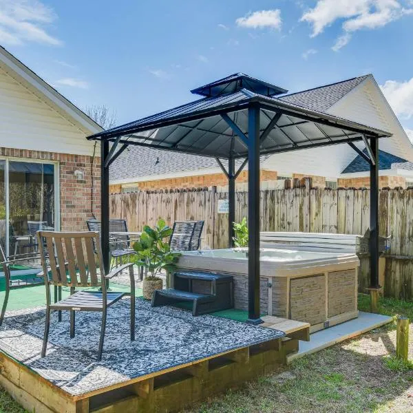 Orange Beach Home with Hot Tub Less Than 2 Mi to The Wharf，位于奥兰治比奇的酒店