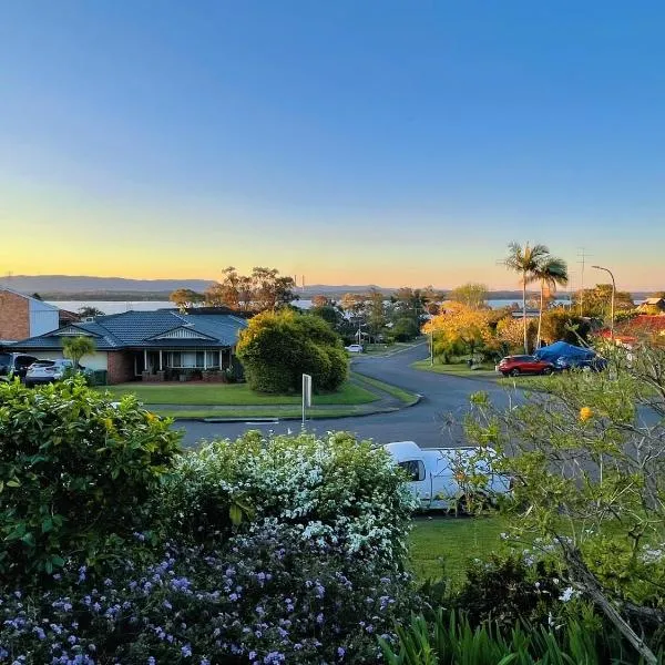 Sunny Lakeview Lodge- Perfect for Family & Friends，位于Bonnells Bay的酒店