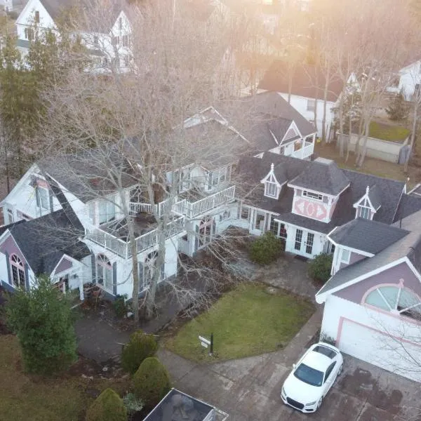 Gingerbread House Inn - We Are Open - Winter, Spring, Summer and Fall，位于沃尔夫维尔的酒店