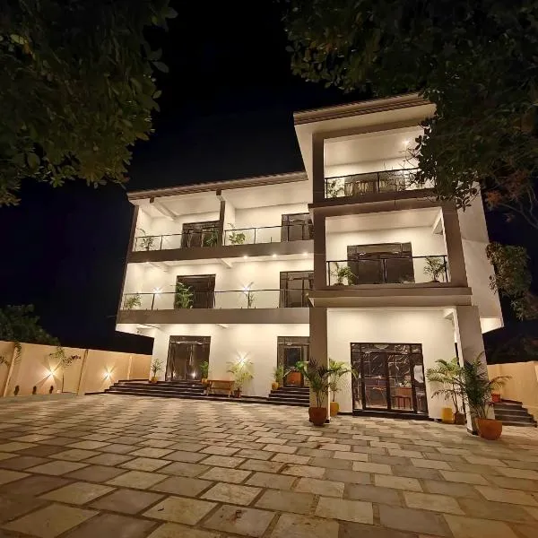 White Forest - PV Hotels，位于蓬蒂切里的酒店