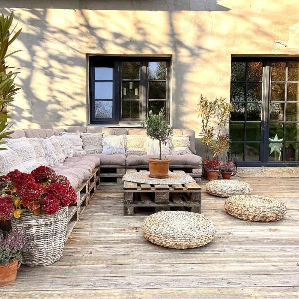 Honey Gardens venkovský apartmán v přírodní zahradě，位于Oleška的酒店