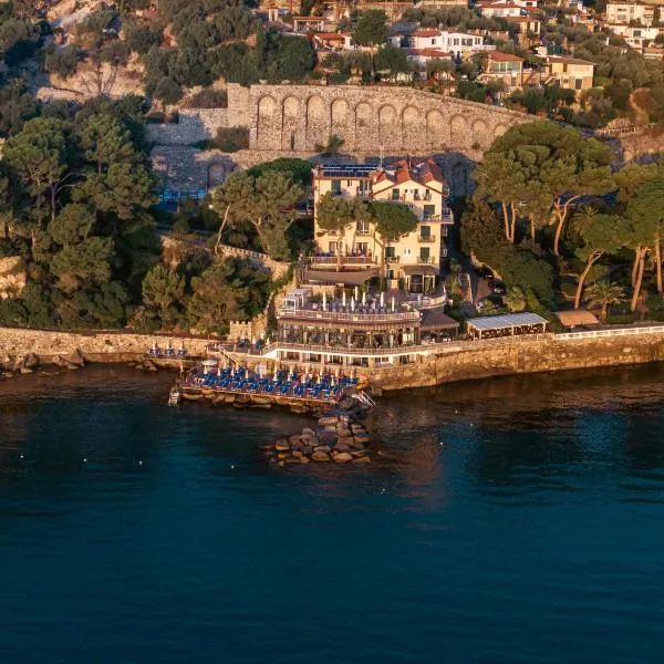 圆弧恩茨尔酒店，位于迪亚诺马里纳的酒店