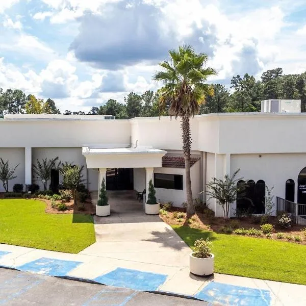 萨凡纳杨木套房酒店及会议中心，位于普勒的酒店