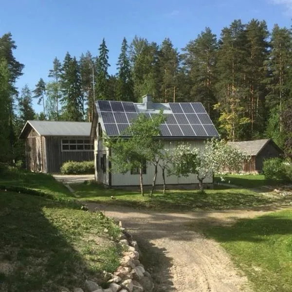Läeahon Omena Holiday house in the middle of nature，位于Pornainen的酒店