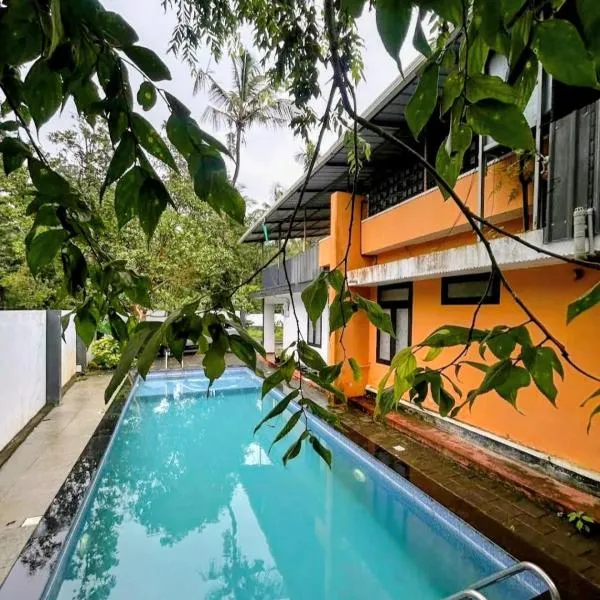 Forest Soul - Forest-Side Retreat with Pool，位于Batheri的酒店