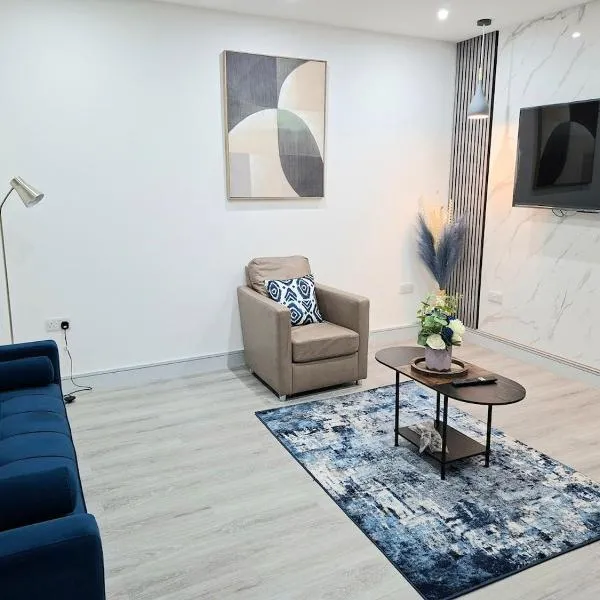 New & Lovely Spacious 2-Bedroom Villa，位于考文垂的酒店