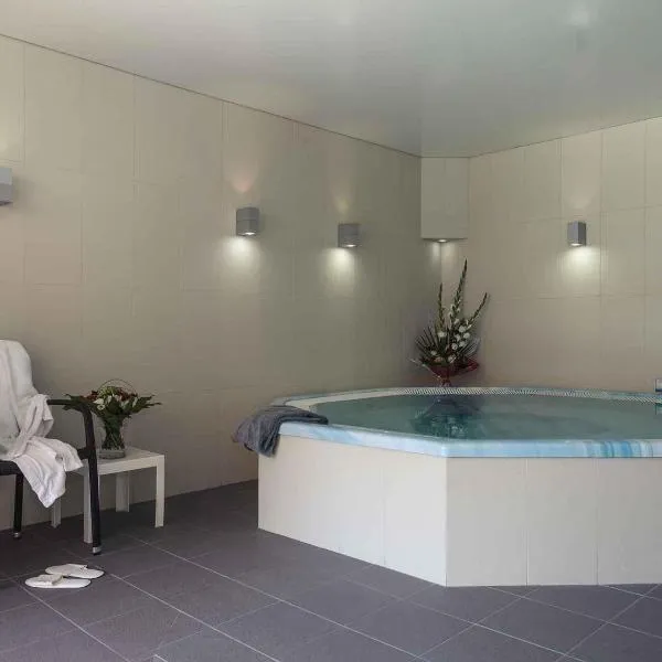 美居迪南基尔祖尔港口酒店，位于迪南的酒店