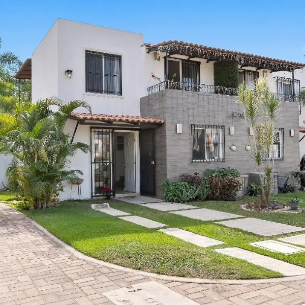 Casa moderna de 3 dormitorios y estacionamiento，位于巴亚尔塔港的酒店