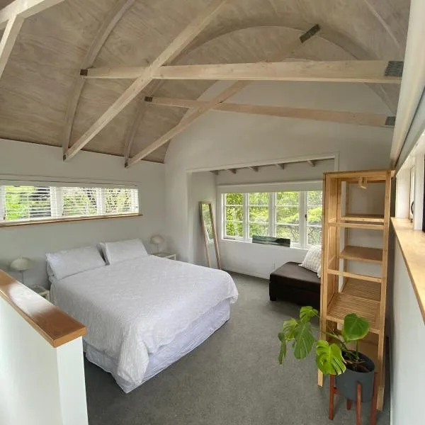 Kauri Coast Bungalow，位于Karekare的酒店