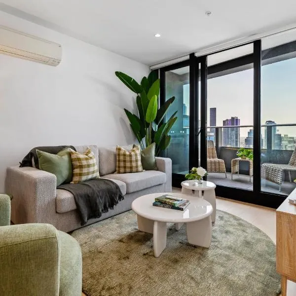 Modern Docklands Apartment River Views Near CBD,位于墨尔本的酒店