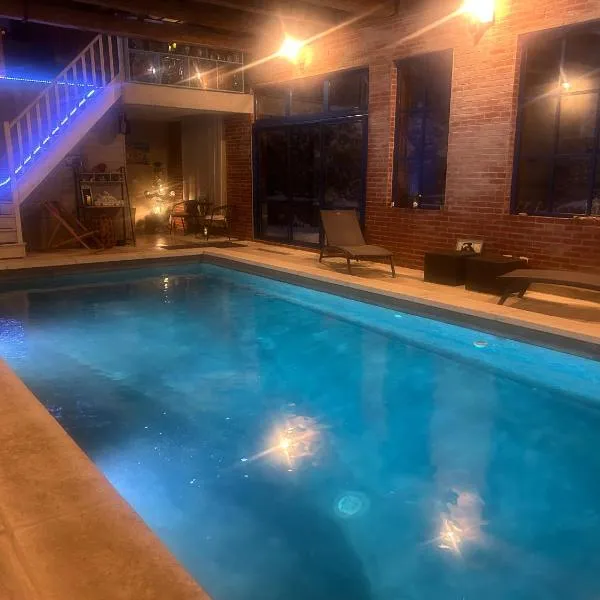 Le Château de Failloux, Piscine intérieure, Sauna，位于埃皮纳勒的酒店