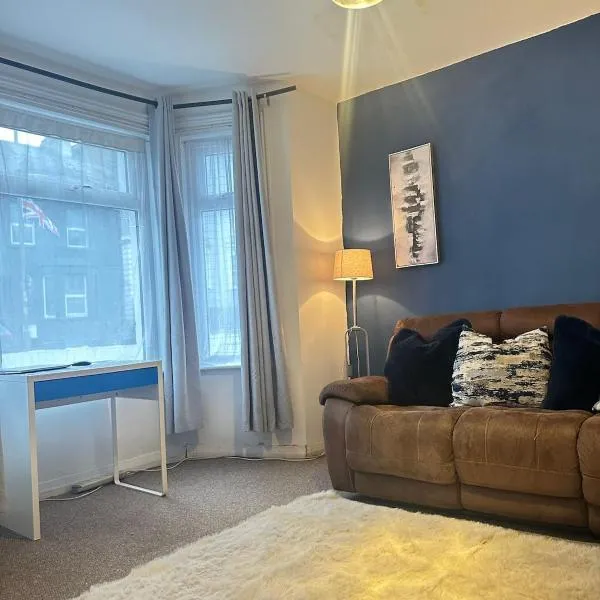 Aldershot Spacious 3-Bedroom House with Fast Wi-Fi & Free Parking，位于奥尔德肖特的酒店