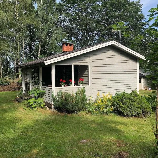 Beautiful Cottage near Lake Åsnen，位于Lönashult的酒店