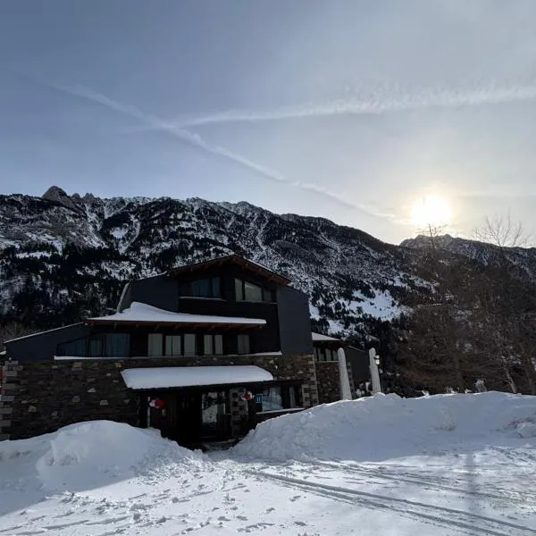 HOTEL TURPÍ，位于贝纳斯克的酒店