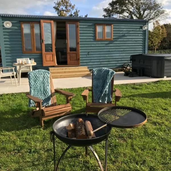 Ty Beti at Gorlan yr Efail Shepherds Hut with Private Hot Tub，位于霍利黑德的酒店