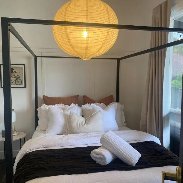 Elegant 3br Haven with Character & Charm,位于Yarram的酒店