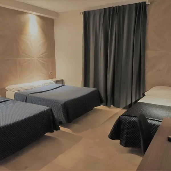 希达德纳瓦尔卡内罗酒店，位于纳瓦尔卡内罗的酒店