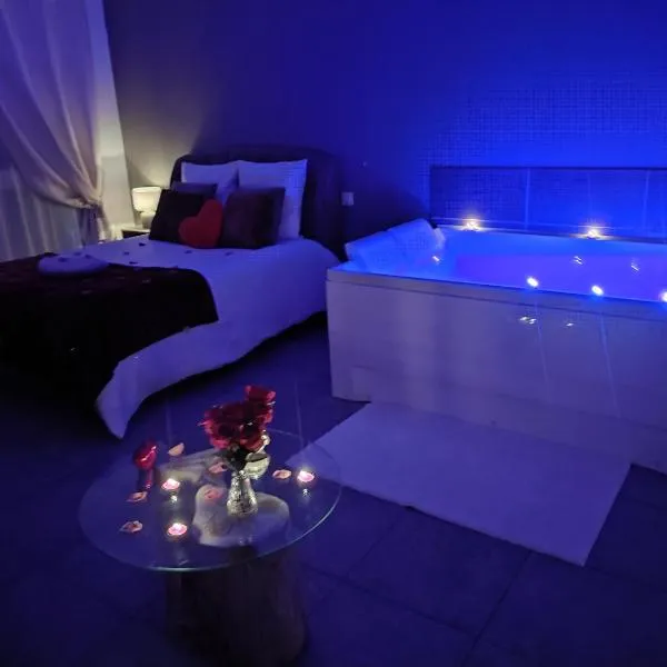 La chambre des tentations , love room avec jacuzzi，位于Bages的酒店