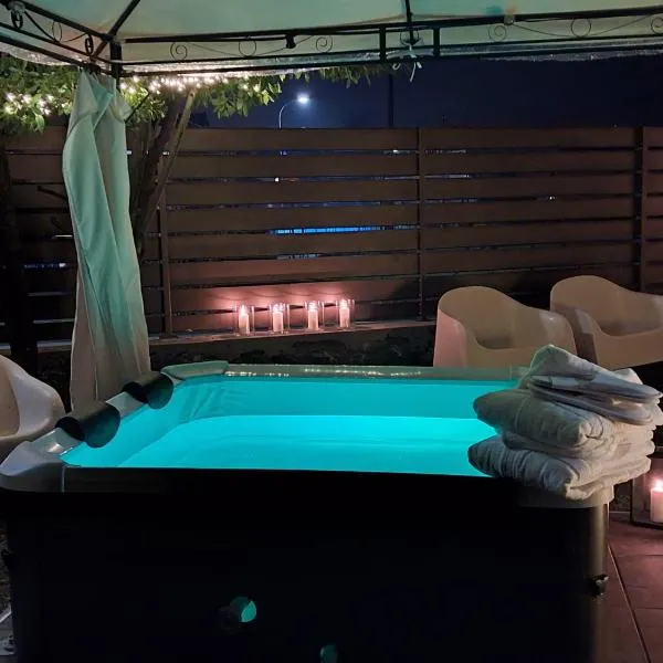 AgliChalet Bosco-Vasca idromassaggio privata, condivisa tra i due chalet, con parcheggio privato gratuito e colonnina ricarica auto veloce con supplemento，位于多莫多索拉的酒店
