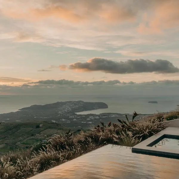 Santorini Sky, Luxury Resort，位于皮尔戈斯的酒店