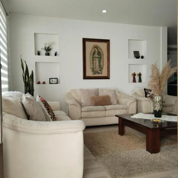 Hermoso y espacioso departamento, garaje, pet lovers a 5 minutos Mall del Alto，位于昆卡的酒店